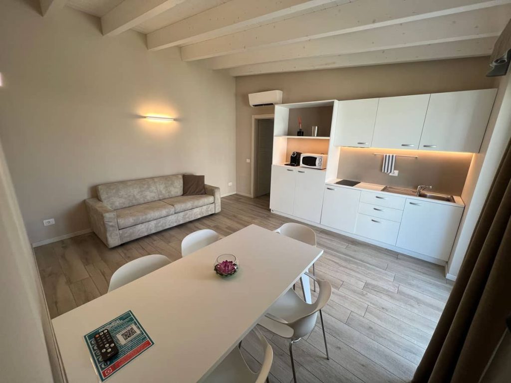 Aurora_bilocale_Appartamento Trilocale Superior con terrazza arredato con style moderno. Composto da 2 camere da letto. Prenota la tua vacanza a Peschiera del Garda